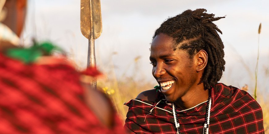 Porträt eines Massai-Mannes in der Osiligilai Maasai Lodge in Tansania