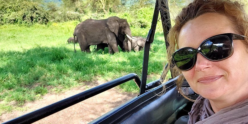 Frauen auf Safari beim Beobachten von Elefanten in Tansania