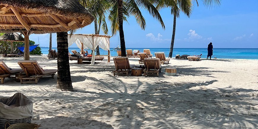 Tropischer Strand und Strandstühle in Sansibar