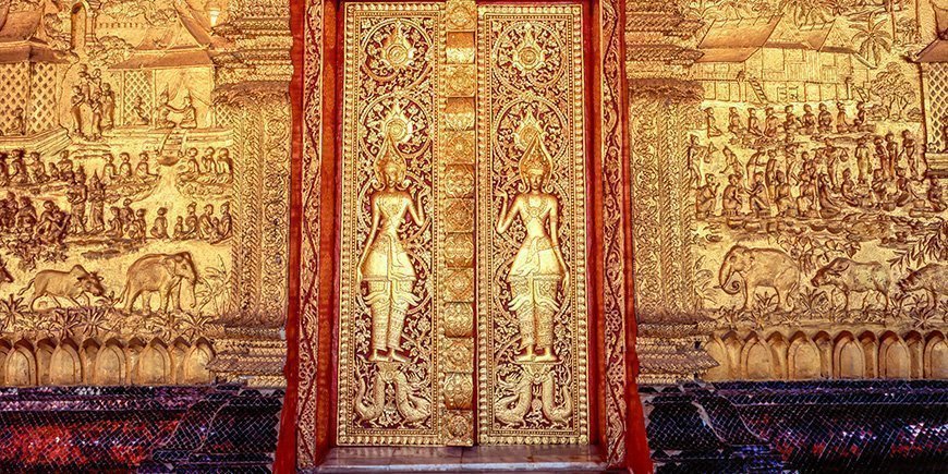 Vergoldete, verschnörkelte Fassade des Wat Mai Tempels in Luang Prabang