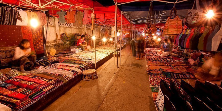 Stände auf dem Nachtmarkt in Luang Prabang