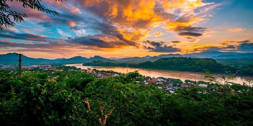 Sonnenuntergang über dem Phousi-Berg in Luang Prabang