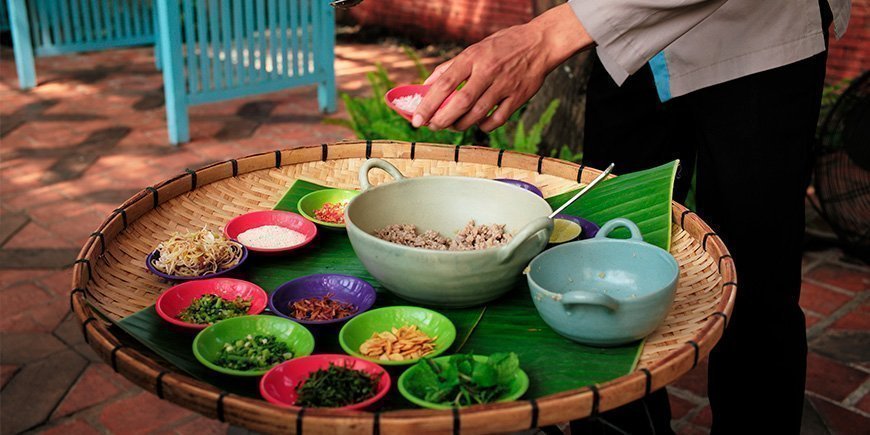 Ein Mann kocht „larb“, ein traditionelles Gericht aus Laos