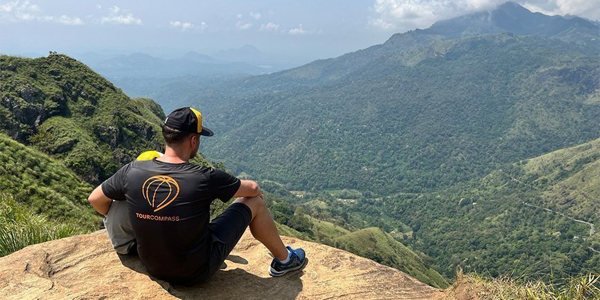 Vater und Sohn sitzen auf dem Gipfel des Little Adam's Peak in Sri Lanka