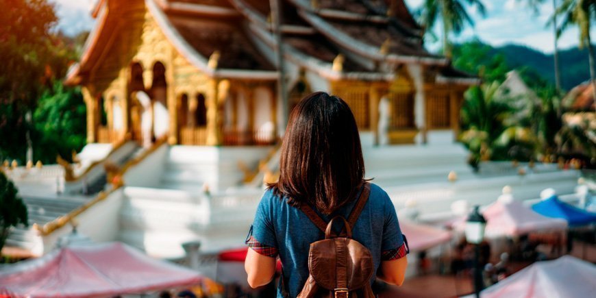 Frau beim Betrachten eines Tempels in Luang Prabang, Laos 