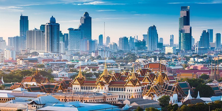 Skyline von Bangkok mit Blick auf Wolkenkratzer und Tempel