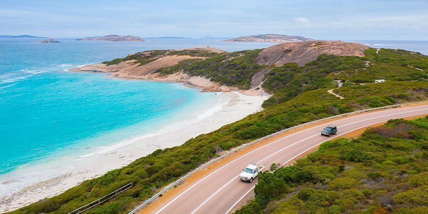 Autos fahren auf der Great Ocean Road in Australien