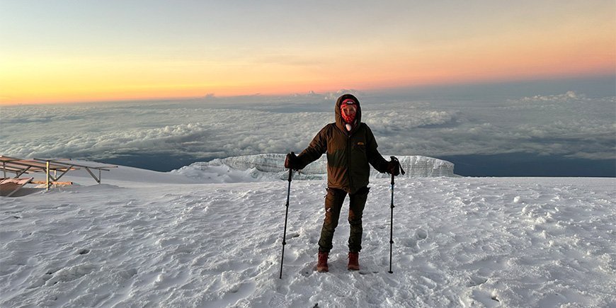 Catriona auf dem Gipfel des Kilimanjaro bei Sonnenaufgang