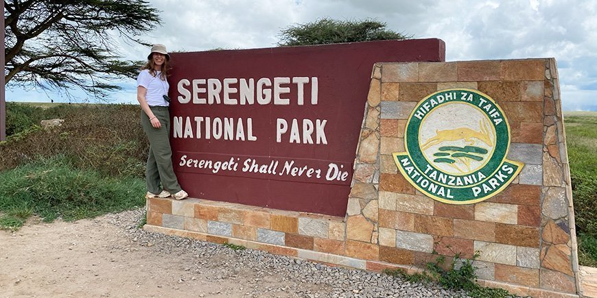 Inger steht am Eingang zum Serengeti-Nationalpark in Tansania