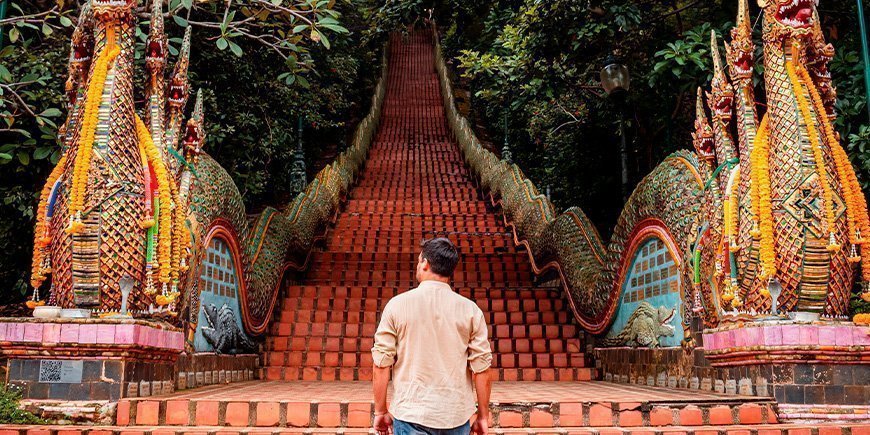 Ein Mann geht die Treppe am Doi Suethep in Chiang Mai hinauf