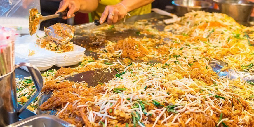 Pad Thai wird an einem Straßenstand in Thailand zubereitet