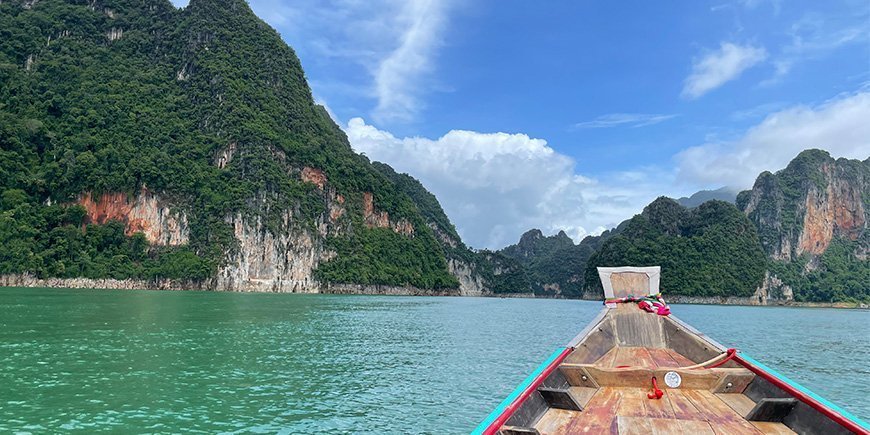 Segelboot auf dem Cheow Lan See in Khao Sok, Thailand