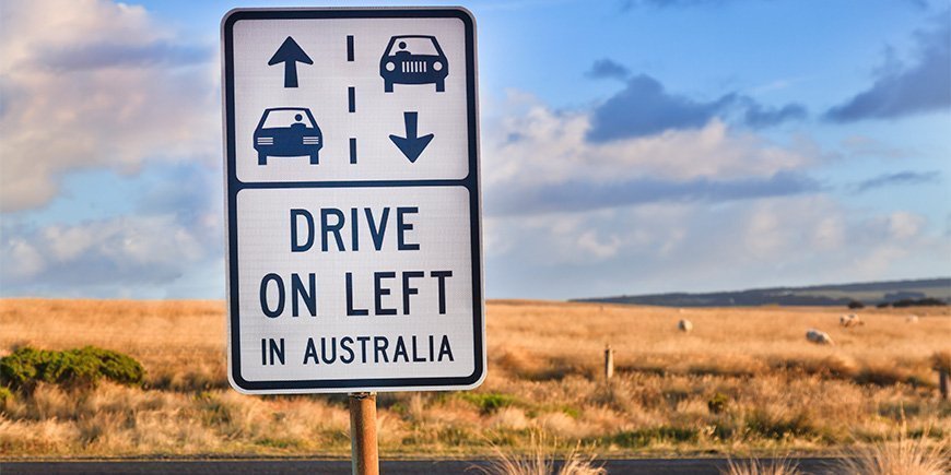 Straßenschild mit dem Hinweis, auf der linken Straßenseite zu fahren