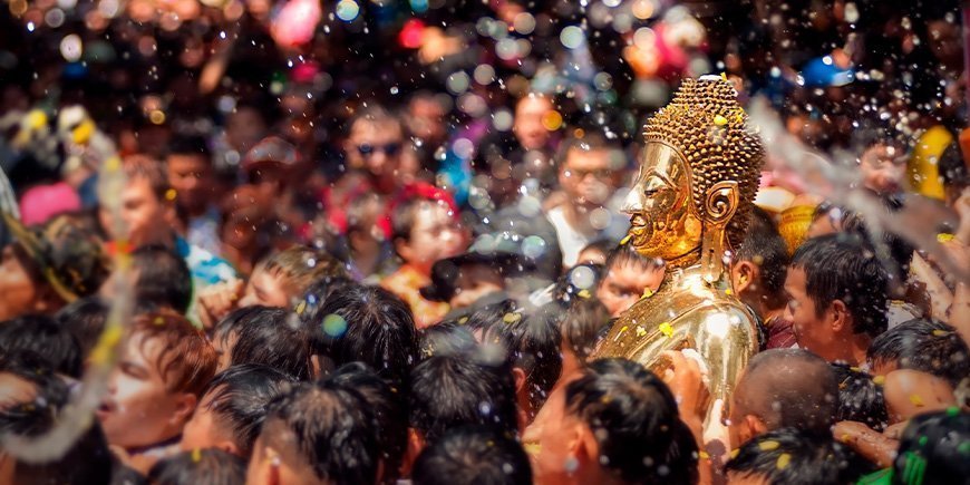 Der goldene Buddha wird während des Songkran-Festes in Thailand mit Wasser bespritzt