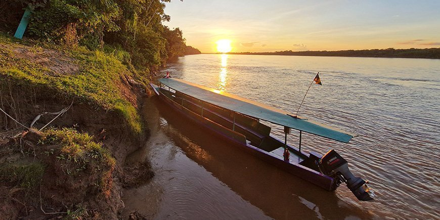 Boot auf dem Fluss im Amazonas-Regenwald