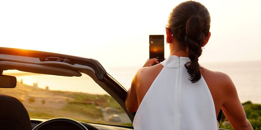 Frau beim Fotografieren des Sonnenuntergangs in Australien