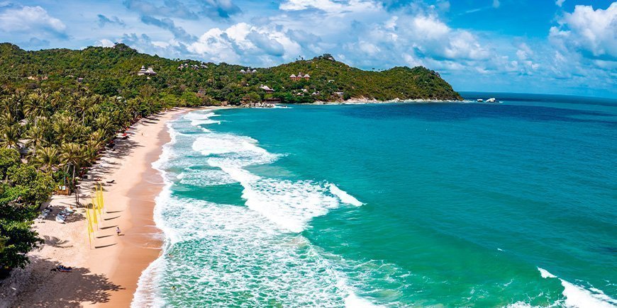 Der Strand Thong Nai Pan auf Phuket, Thailand, von oben gesehen