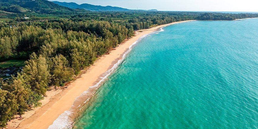 Übersichtsansicht vom Bang Sak Beach in Khao Lak in Thailand.