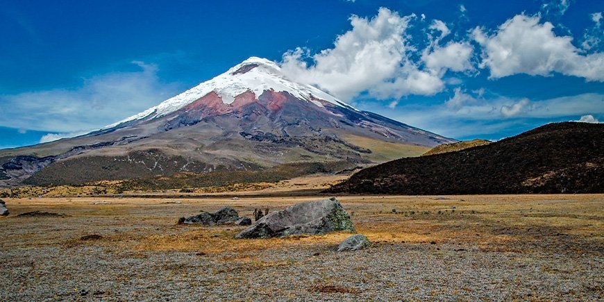 Blauer Himmel am Vulkan Cotopaxi in Ecuador.