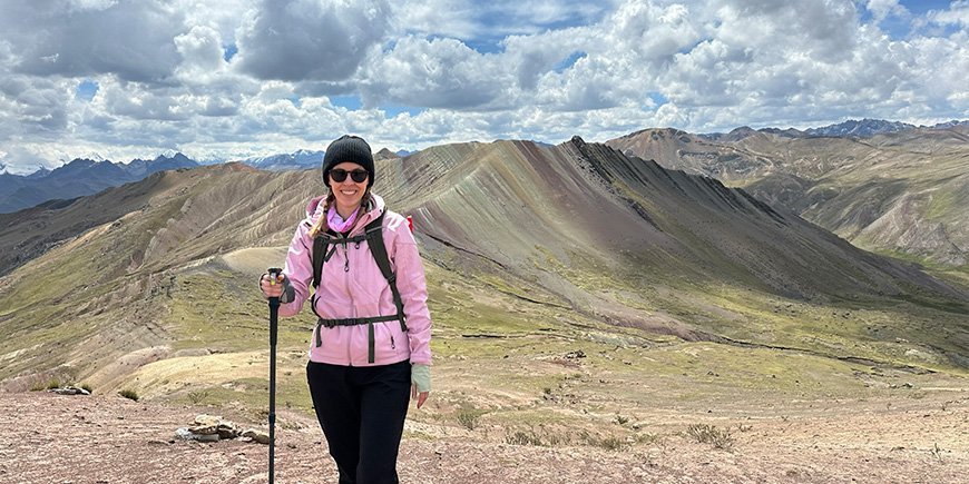 Iida mit Blick auf den Regenbogenberg in Peru