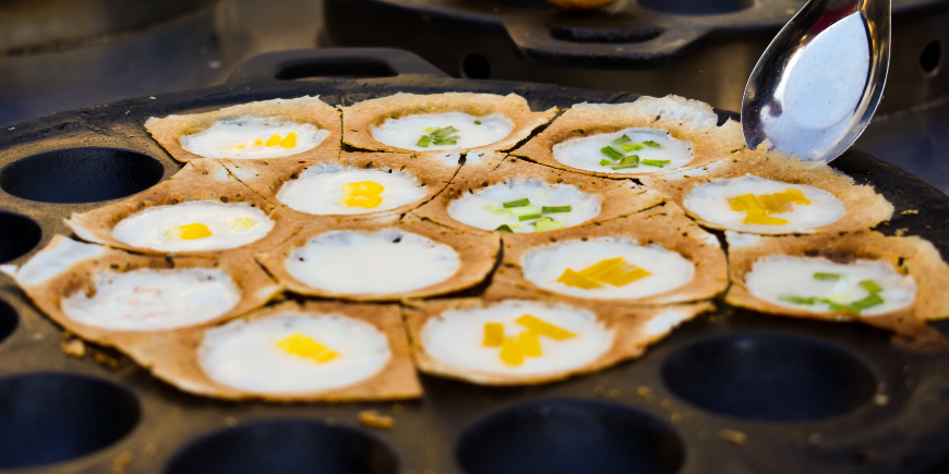 Khanom Krok in der Pfanne gebraten