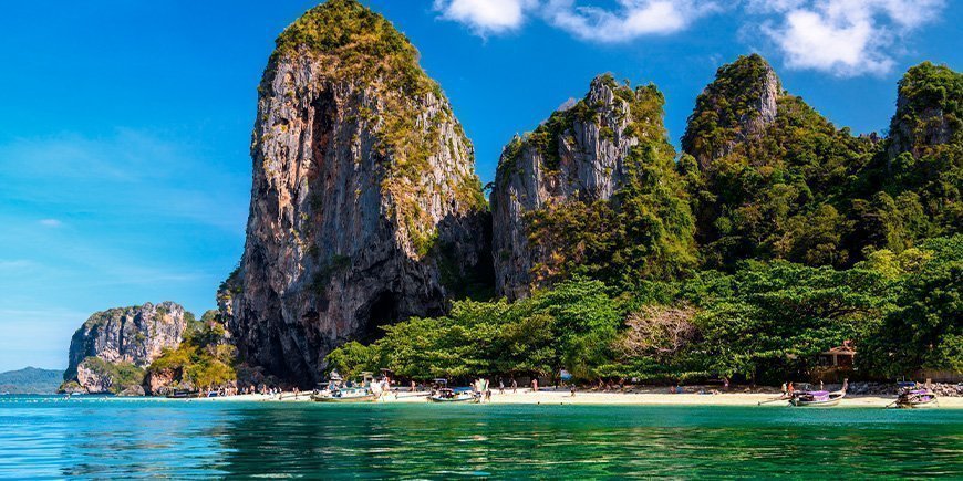 Kalksteinfelsen am Phra Nang Strand in Thailand.