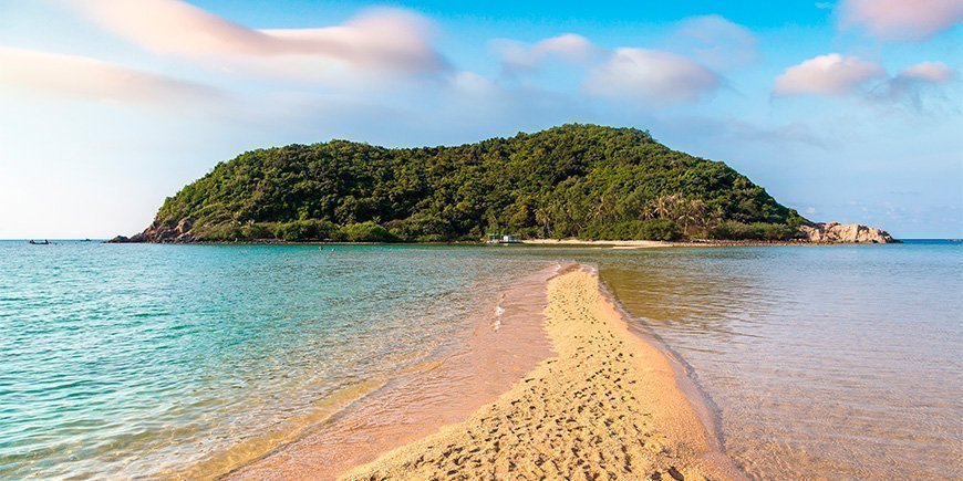 Blick auf Koh Ma vom Mae Haad Beach auf Koh Phangan in Thailand.