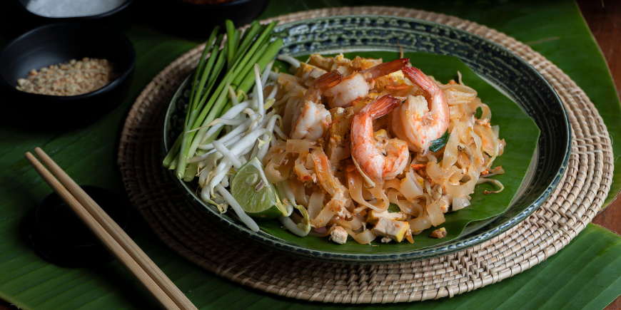 Pad Thai mit Garnelen auf einem Teller