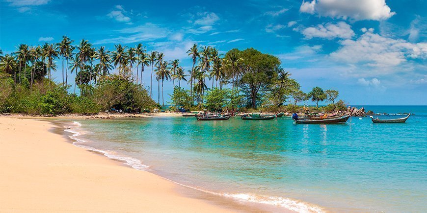 Sonniger Tag am Relax Beach auf Koh Lanta Yai in Thailand.