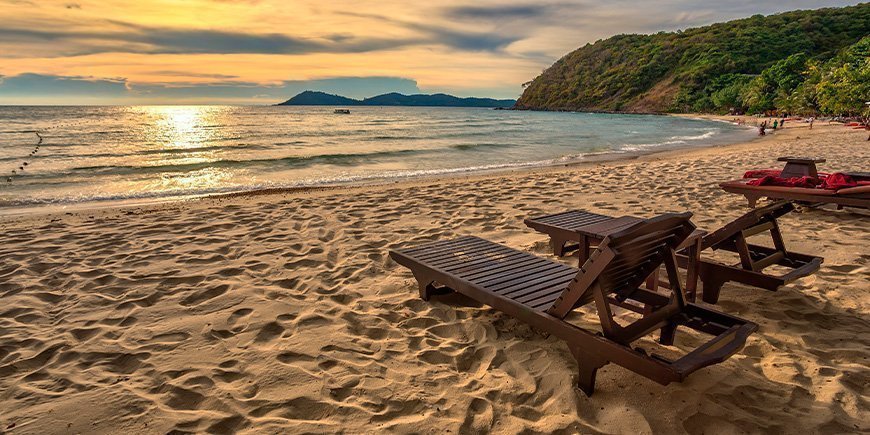 Sonnenuntergang und Sonnenliegen am Ao Prao Beach auf Koh Samet, Thailand.