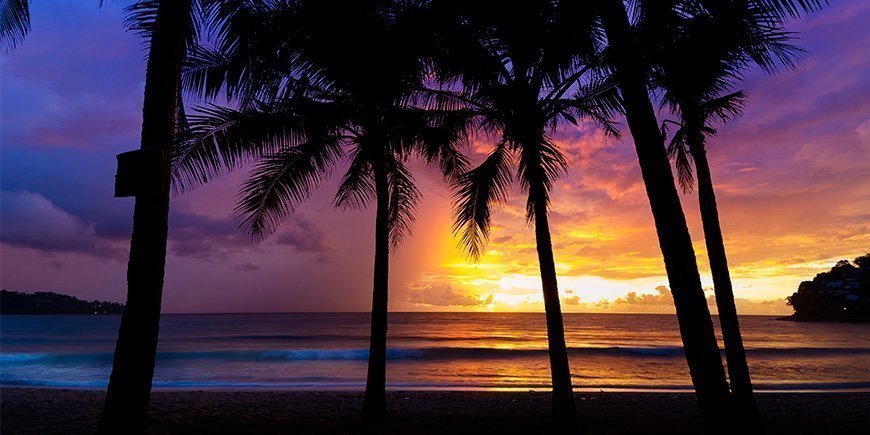 Wunderschöner Sonnenuntergang am Kamala Beach auf Phuket, Thailand.