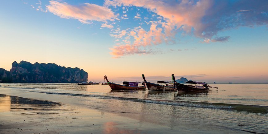 Sonnenuntergang am Ao Nang Strand in Krabi, Thailand