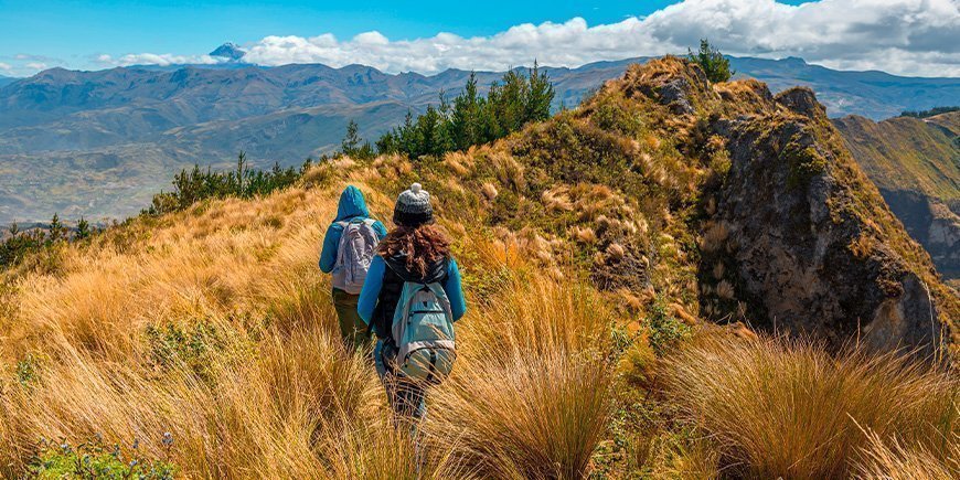 Zwei Frauen beim Wandern in den Bergen bei Quito.