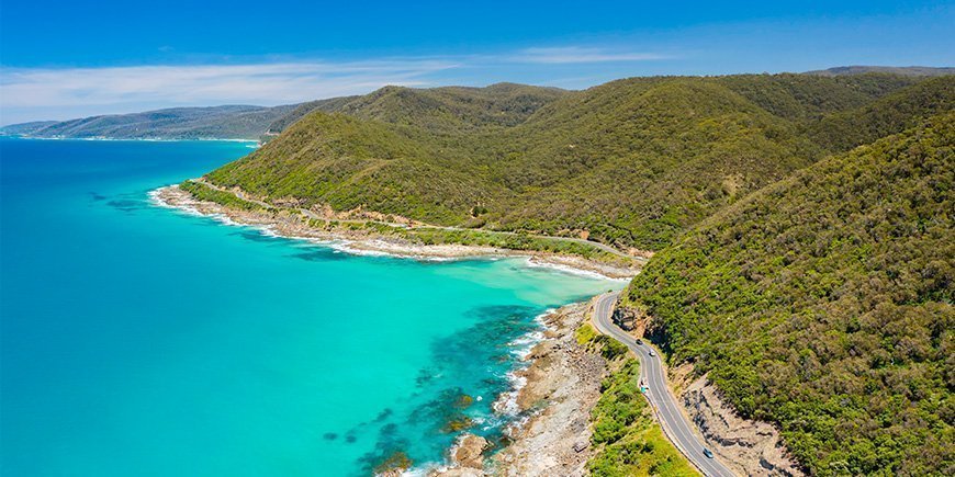 Blick auf die Great Ocean Road in Australien an einem sonnigen Tag.