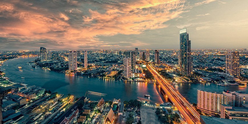 Skyline von Bangkok bei Sonnenuntergang