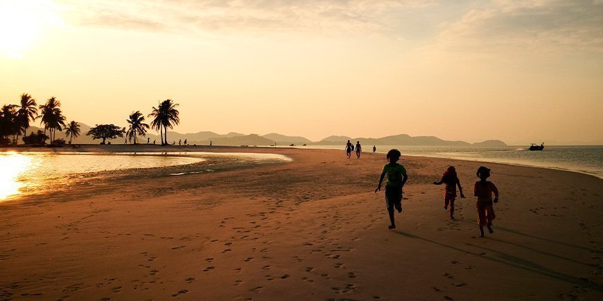 Spielende Kinder am Strand von Koh Yao Yai