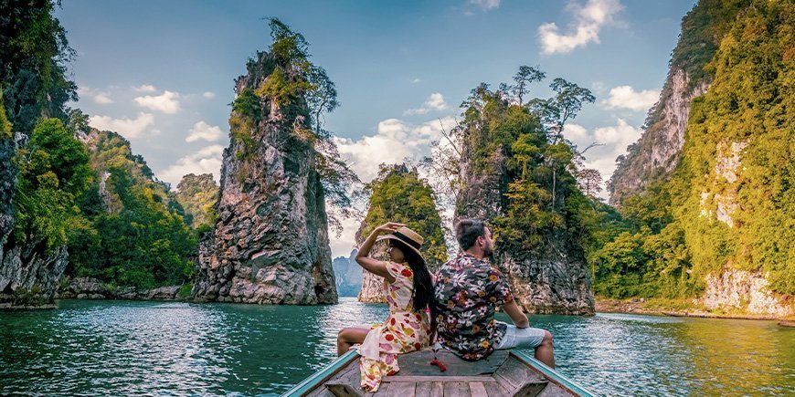 Frau und Mann beim Segeln auf dem See im Khao Sok National Park in Thailand