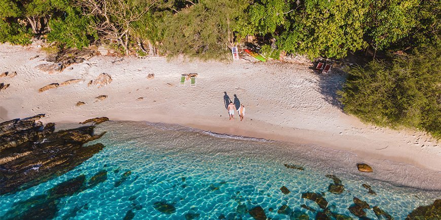 Händchenhaltende Paare am Strand von Koh Samet