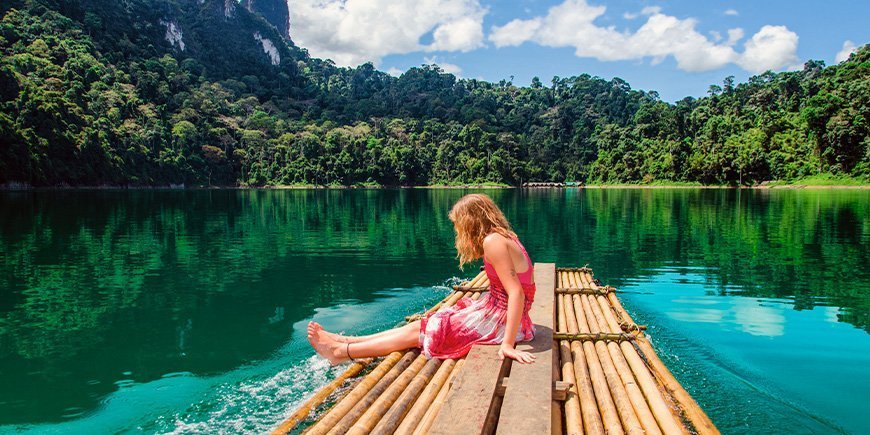 Junges Mädchen am See im Khao Sok National Park in Thailand