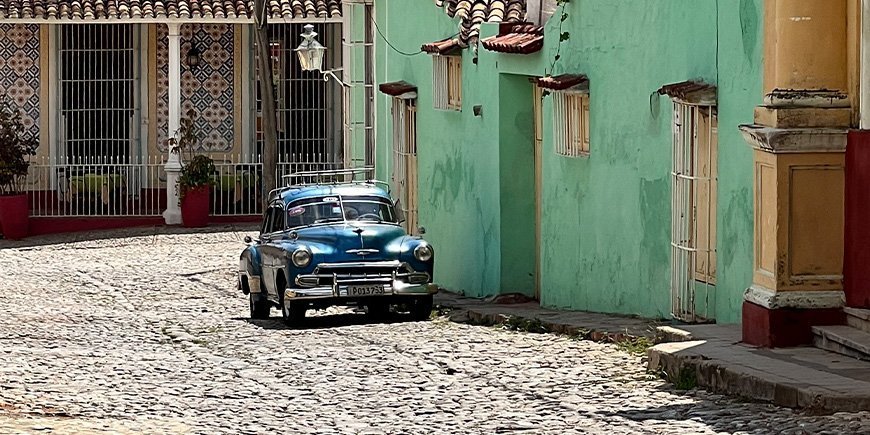 Altes amerikanisches Auto in den Kopfsteinpflasterstraßen von Trinidad