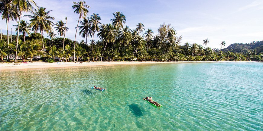 Menschen entspannen sich im Wasser am Strand von Koh Kood