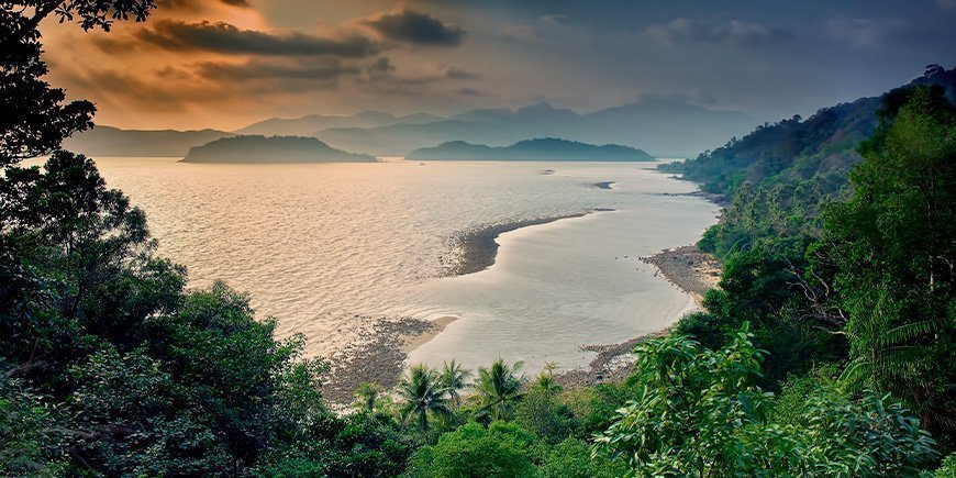 Sonnenuntergang und Regenwald auf Koh Chang