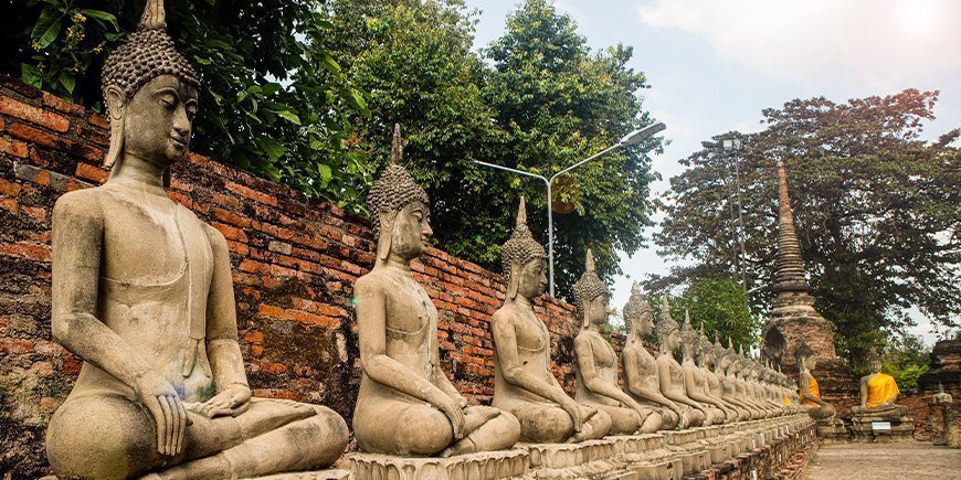 Aufgereihte Statuen im Wat Yai Chai Mongkhon in Ayutthaya, Thailand