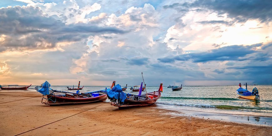 Boote am Strand von Kamala in Phuket