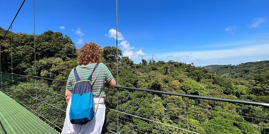 Frau auf einer Hängebrücke in Monteeverde, Costa Rica