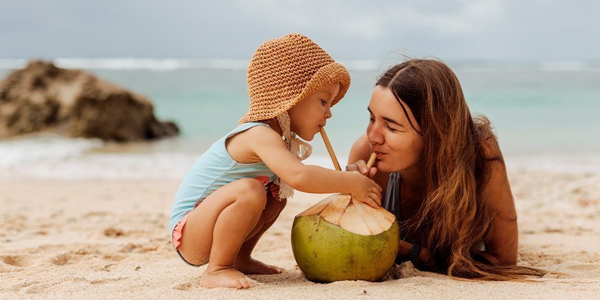 Junge Frau und Kind an einem Strand in Thailand