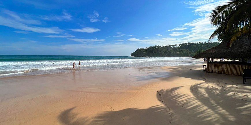 Blauer Himmel am Strand von Mirissa in Sri Lanka