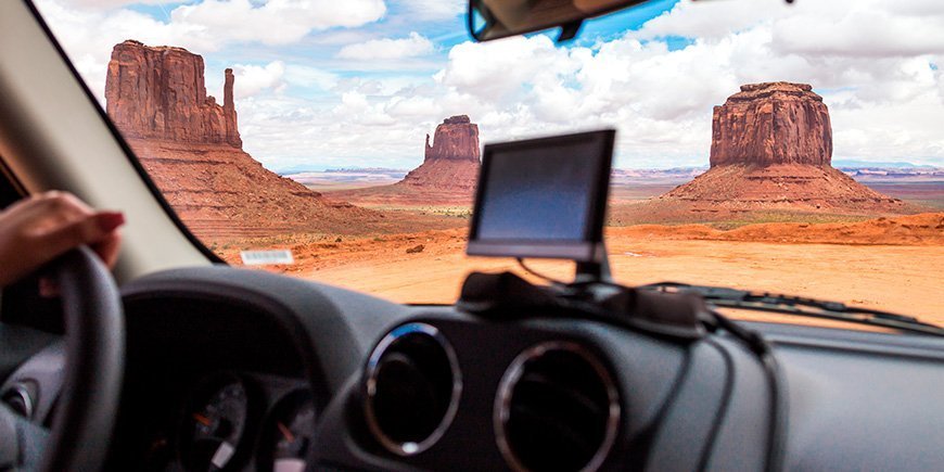 Auto folgt GPS im Monument Valley, USA