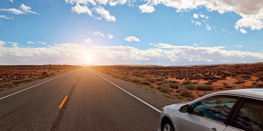 Auto auf der rechten Seite der Straße in Nevada, USA