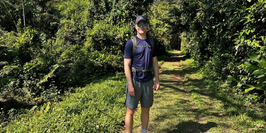 TourCompass Geschäftsführer Claus beim Wandern auf der Ilha Grande